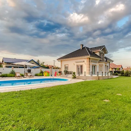 别墅 Alexandar 15 *